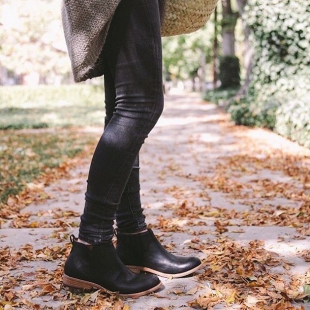 Velma Kork Ease Black Leather Ankle Boots Size 7 Chelsea Bootie